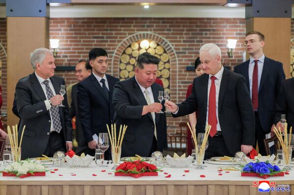 Лідар Паўночнай Карэі Кім Чэн Ын, міністр абароны Расіі Андрэй Белавусаў і старшыня Дзярждумы РФ Вячаслаў Валодзін паднімаюць тост падчас банкету ў гонар візіту расійскай дэлегацыі ў КНДР для ўдзелу ў цырымоніі адкрыцця мемарыяльнага комплексу, прысвечанага подзвігу герояў замежнай ваеннай аперацыі. - Sputnik Беларусь