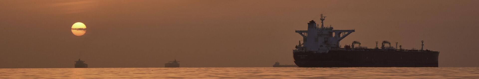 Восход солнца за танкерами, стоящими на якоре в Ормузском проливе у побережья острова Кешм, Иран - Sputnik Беларусь, 1920