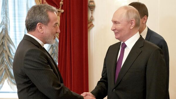 Президент РФ Владимир Путин и министр иностранных дел Ирана Аббас Аракчи (слева) во время встречи в Санкт-Петербурге - Sputnik Беларусь