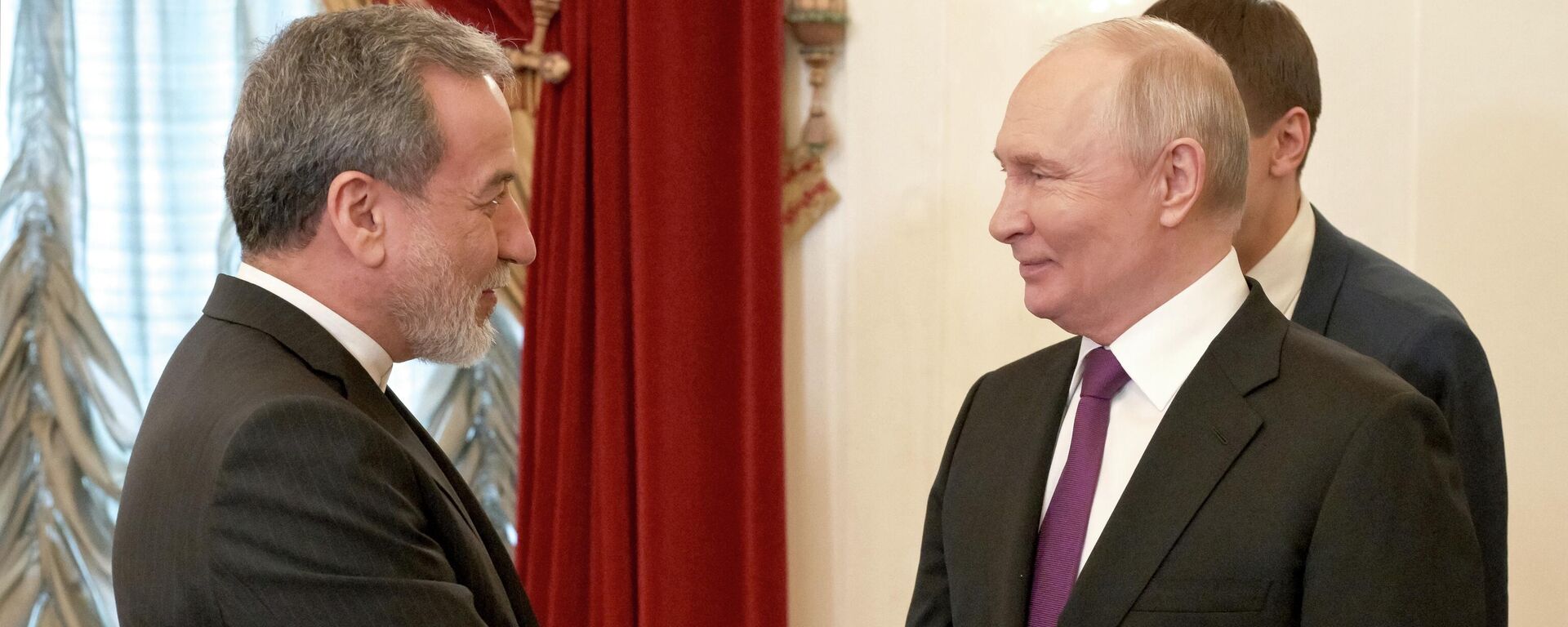 Прэзідэнт РФ Уладзімір Пуцін і міністр замежных спраў Ірана Абас Аракчы (злева) падчас сустрэчы ў Санкт-Пецярбургу - Sputnik Беларусь, 1920, 27.04.2026