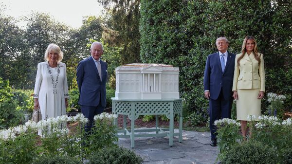 Президент США Дональд Трамп и его супруга Меланья показали королю Великобритании Карлу III и его жене новый улей в виде Белого дома - Sputnik Беларусь