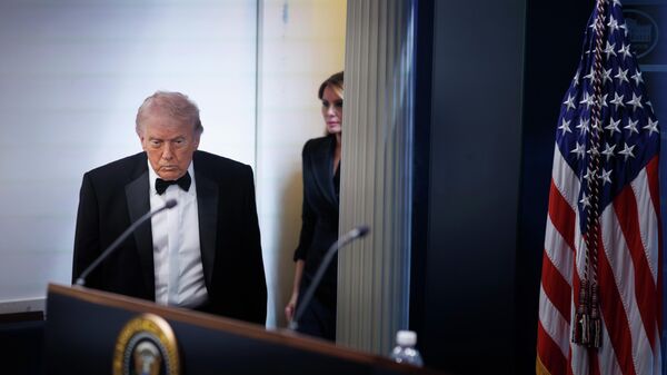 Дональд и Мелания Трамп после инцидента со стрельбой на ужине в отеле Washington Hilton - Sputnik Беларусь