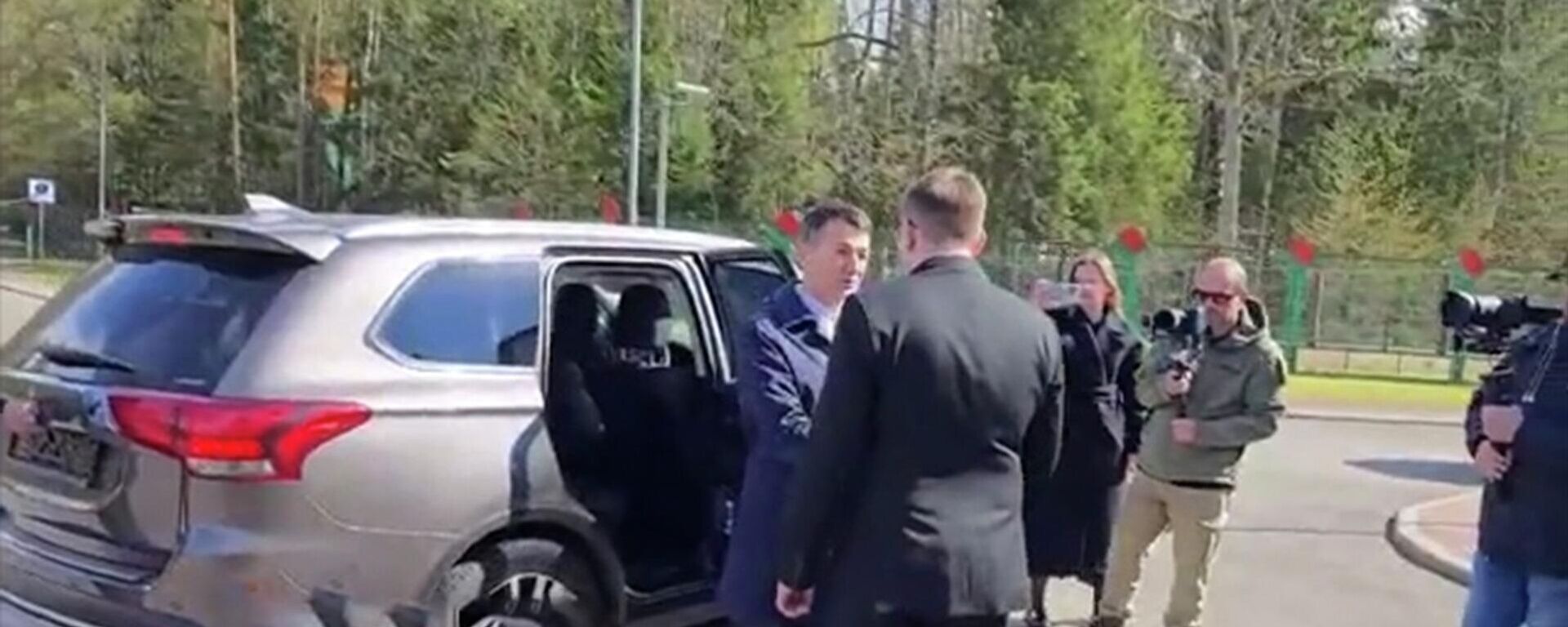 Освобожденные после обмена россияне и белорусы – первые видеокадры - Sputnik Беларусь, 1920, 28.04.2026