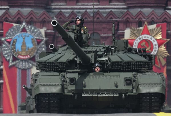 Танк Т-72Б3 на Красной площади в Москве на военном параде, посвященном 80-летию Победы в Великой Отечественной войне - Sputnik Беларусь