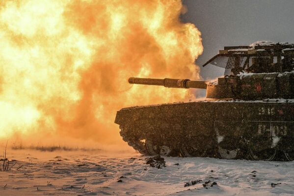 Танк Т-72 ВС РФ ведет стрельбу во время боевой подготовки Добровольческого корпуса в Луганской народной республике - Sputnik Беларусь