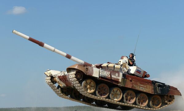 Экипаж из России на танке Т-72Б в гонке преследования на соревнованиях чемпионата мира Танковый биатлон - 2014  - Sputnik Беларусь