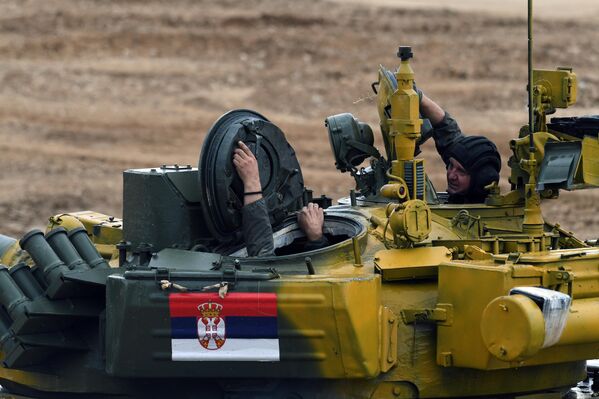 Экипаж танка Т-72Б3 команды армии Сербии во время соревнований танковых экипажей в рамках конкурса "Танковый биатлон-2020" на полигоне "Алабино" в Подмосковье на VI Армейских международных играх "АрМИ-2020".  - Sputnik Беларусь