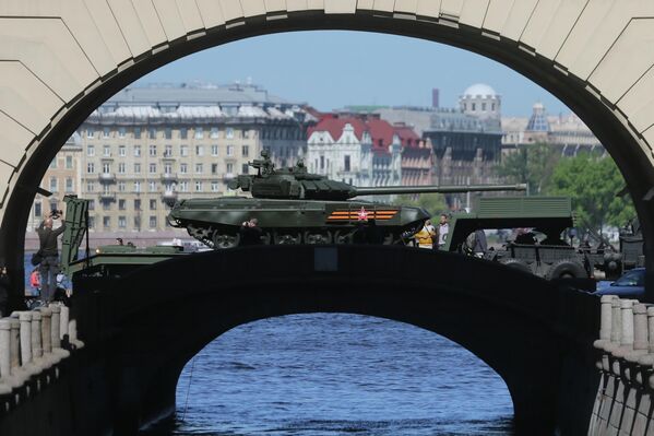 Танки Т-72Б3 на генеральной репетиции военного парада, посвященного 71-й годовщине Победы в Великой Отечественной войне в Санкт-Петербурге - Sputnik Беларусь