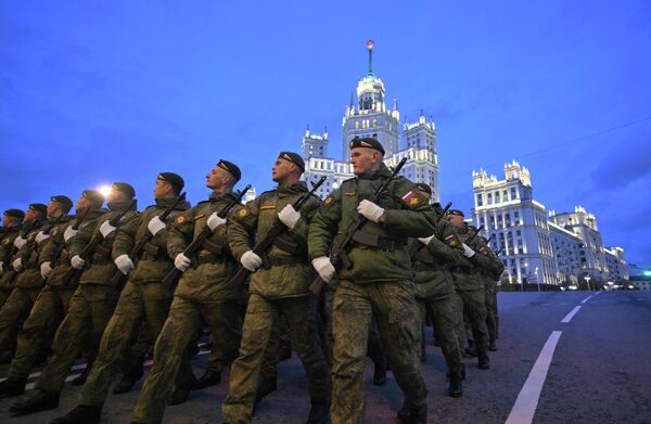 Курсанты Серпуховского филиала Академии ракетных войск  на репетиции военного парада в Москве - Sputnik Беларусь