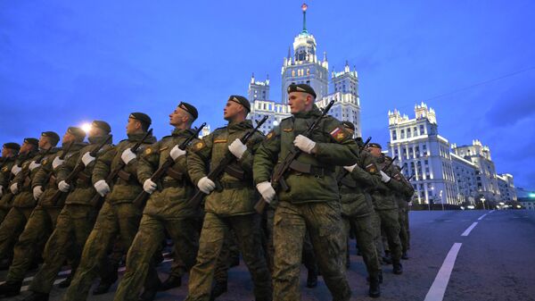 Курсанты Серпуховского филиала Академии ракетных войск  на репетиции военного парада в Москве - Sputnik Беларусь