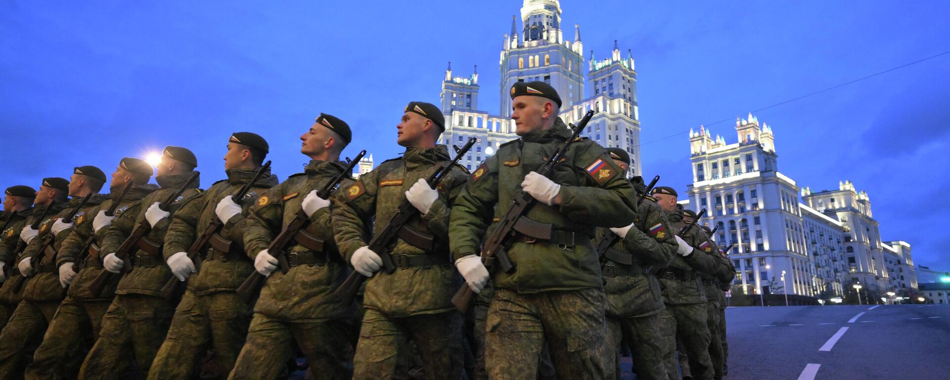 Курсанты Серпуховского филиала Академии ракетных войск  на репетиции военного парада в Москве - Sputnik Беларусь, 1920, 30.04.2026