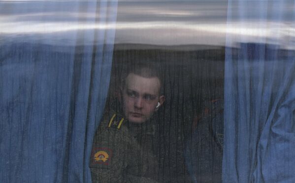 Расійскі ваеннаслужачы сядзіць у аўтобусе перад рэпетыцыяй ваеннага парада ў гонар 81-й гадавіны Перамогі на Краснай плошчы ў Маскве. - Sputnik Беларусь