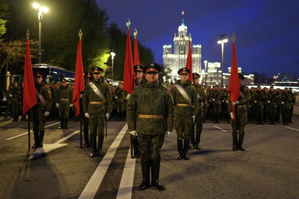 Российские военнослужащие принимают участие в репетиции военного парада в честь 81-й годовщины Победы. - Sputnik Беларусь