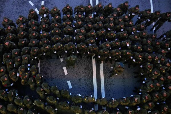 Российские военнослужащие собираются перед репетицией военного парада в честь Дня Победы в Москве. - Sputnik Беларусь