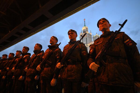 Курсанты Академии ракетных войск стратегического назначения им. Петра Великого на репетиции военного парада в Москве - Sputnik Беларусь