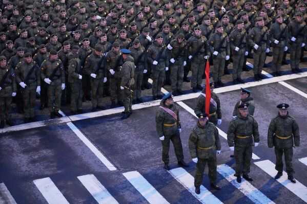 Российские военнослужащие готовятся к репетиции военного парада в честь Дня Победы в Москве. - Sputnik Беларусь
