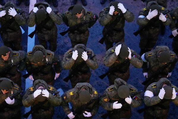 Российские военнослужащие готовятся к репетиции военного парада в честь Дня Победы в Москве. - Sputnik Беларусь