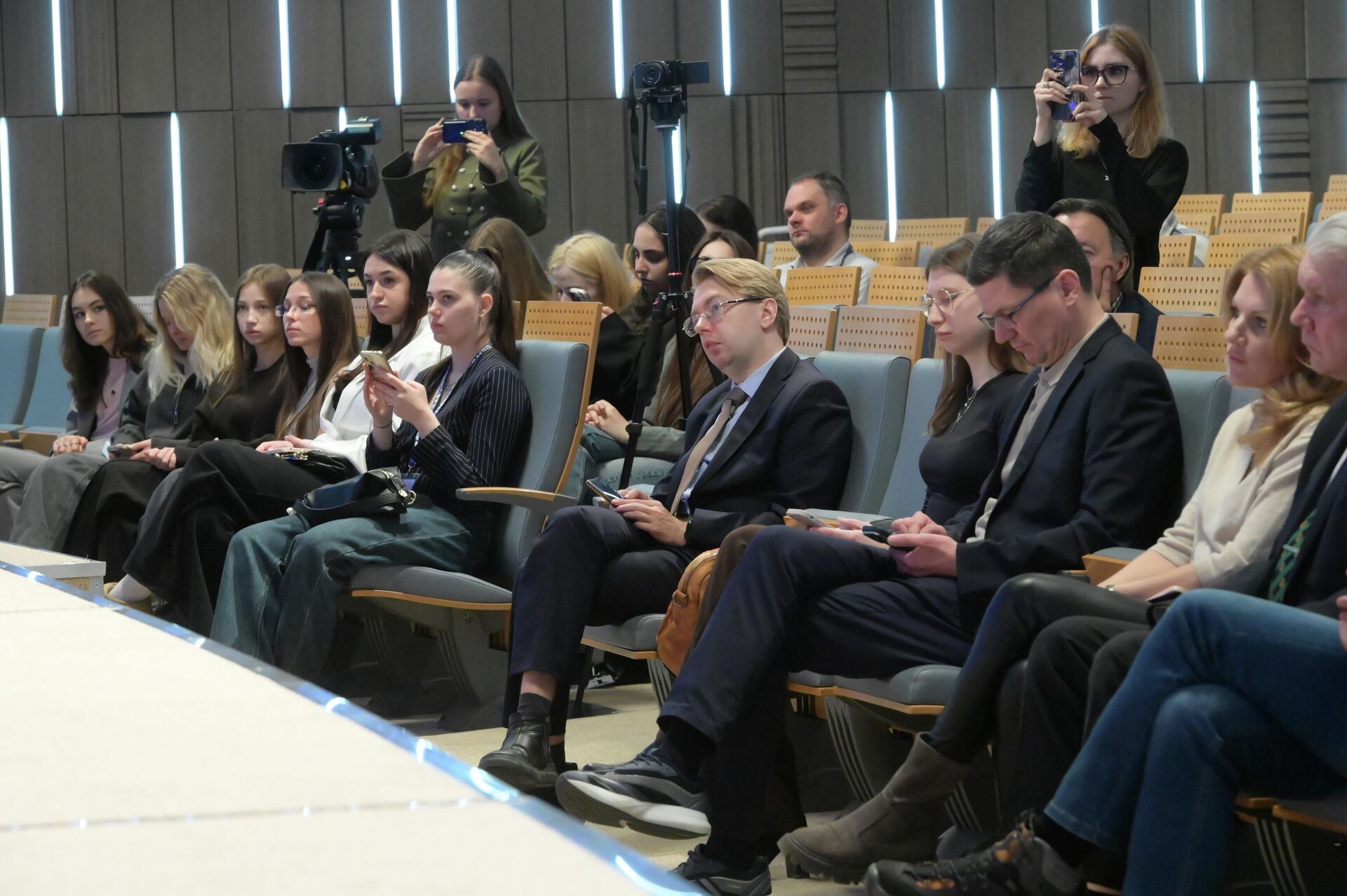 В пресс-центре Россия сегодня прошел пресс-показ фильма журналиста Андрея Старикова День Победы в Прибалтике: вчера, сегодня, завтра. - Sputnik Беларусь, 1920, 30.04.2026