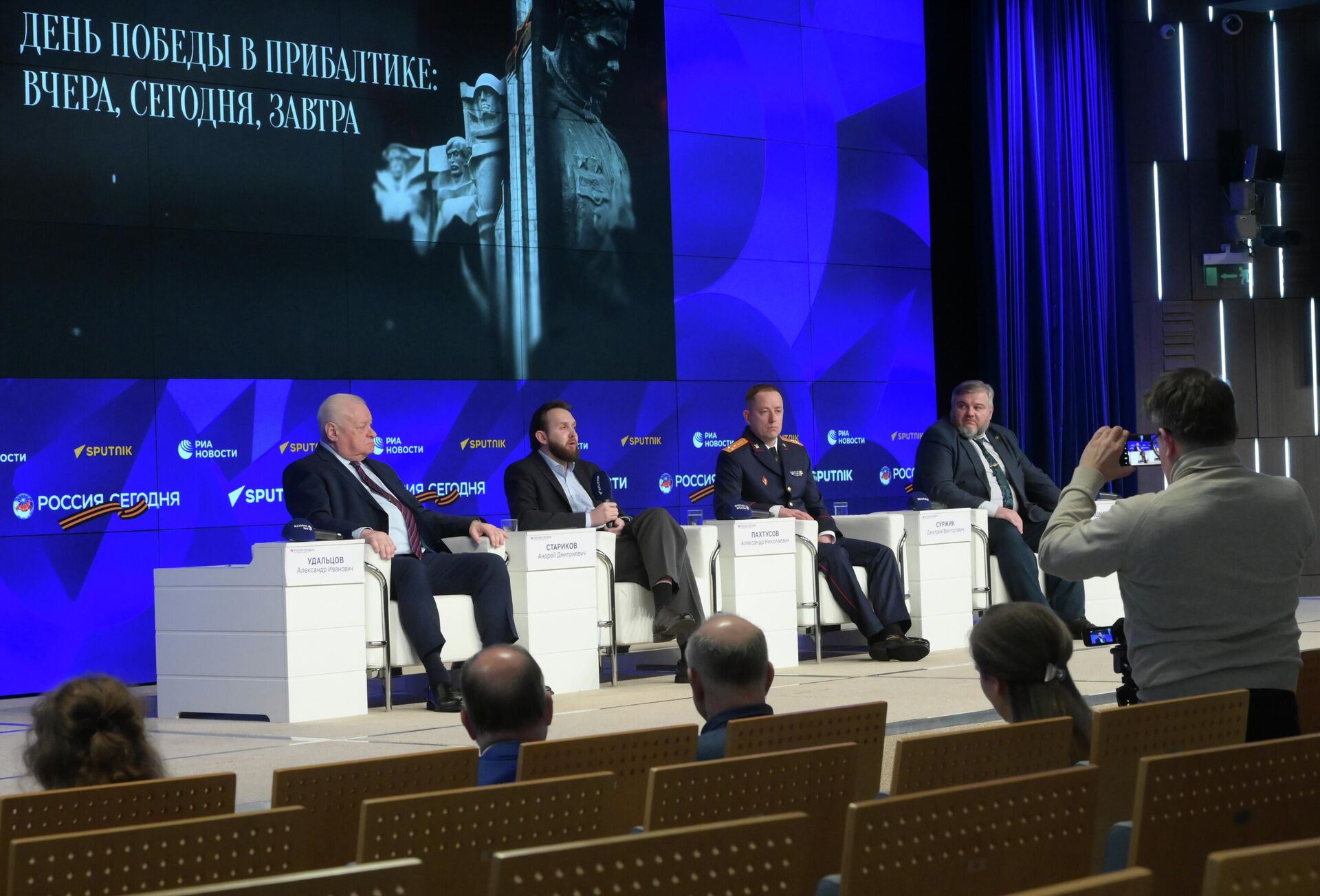 В пресс-центре Россия сегодня прошел пресс-показ фильма журналиста Андрея Старикова День Победы в Прибалтике: вчера, сегодня, завтра. - Sputnik Беларусь, 1920, 30.04.2026