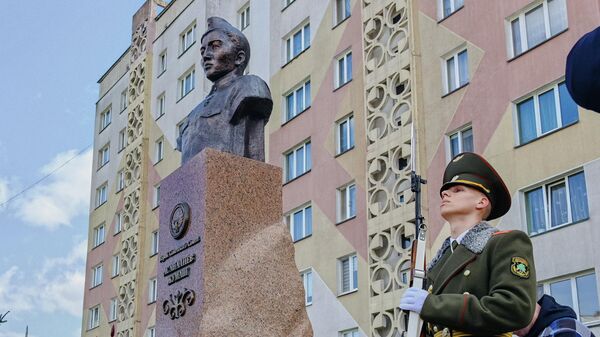 Памятник Герою Советского Союза Жумашу Асаналиеву в Минске - Sputnik Беларусь