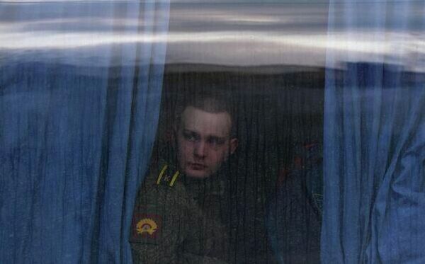 Российский военнослужащий в автобусе перед репетицией военного парада в Москве в честь 81-й годовщины Победы в Великой Отечественной Войне. - Sputnik Беларусь