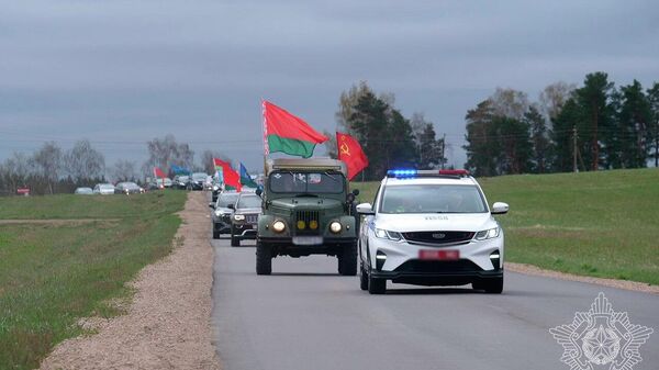 Автопробег военнослужащих ССО ко Дню Победы прошел под Минском (видео) - Sputnik Беларусь
