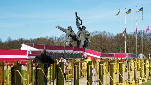 Святкаванне 77-й гадавіны Перамогі ў Вялікай Айчыннай вайне на тэрыторыі мемарыяльнага комплексу Помнік воінам Савецкай Арміі - вызваліцелям Савецкай Латвіі і Рыгі ад нямецка-фашысцкіх захопнікаў у Рызе (2022 год) - Sputnik Беларусь