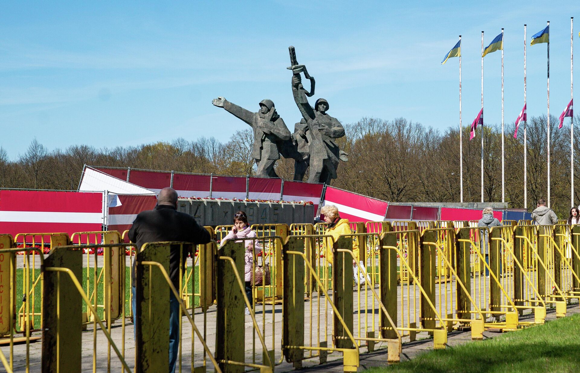 Празднование 77-й годовщины Победы в Великой Отечественной войне на территории мемориального комплекса Памятник воинам Советской Армии - освободителям Советской Латвии и Риги от немецко-фашистских захватчиков в Риге (2022 год) - Sputnik Беларусь, 1920, 04.05.2026