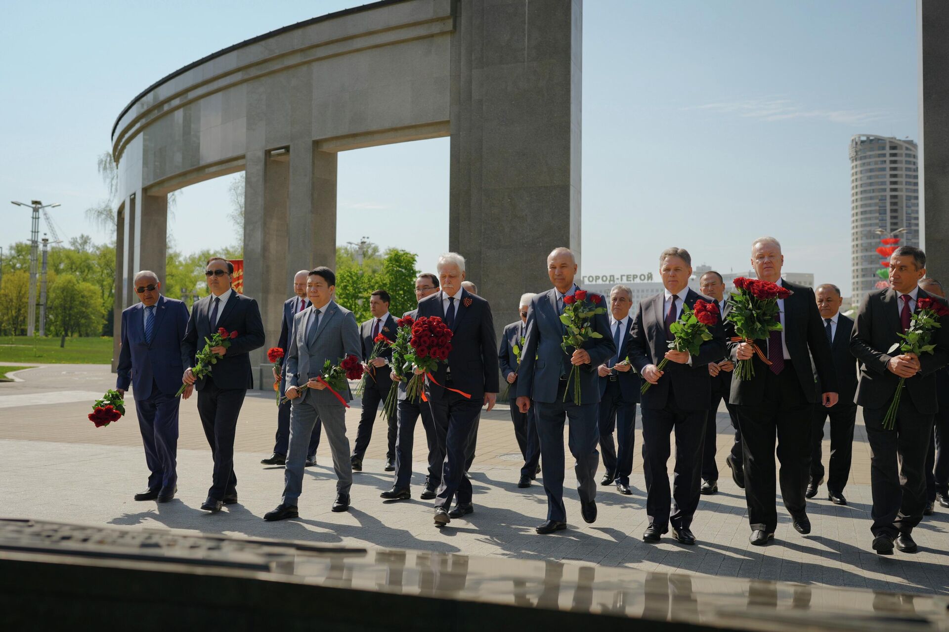 СНГ традиционно возложили цветы на Аллее Дружбы в парке Победы в Минске. - Sputnik Беларусь, 1920, 05.05.2026