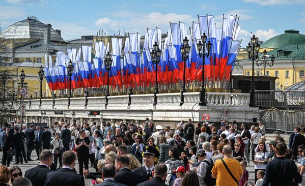 Горожане на Манежной площади в Москве - Sputnik Беларусь