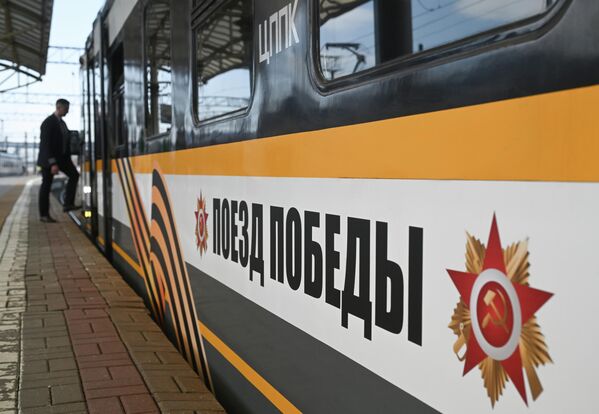 Тематический электропоезд ко Дню Победы в Москве - Sputnik Беларусь