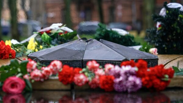 Вечный огонь у мемориала советским воинам в Даугавпилсе - Sputnik Беларусь