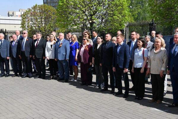 Супрацоўнікі пасольства РФ на цырымоніі ўзняцця Сцяга Перамогі ля будынка дыпмісіі ў Мінску - Sputnik Беларусь