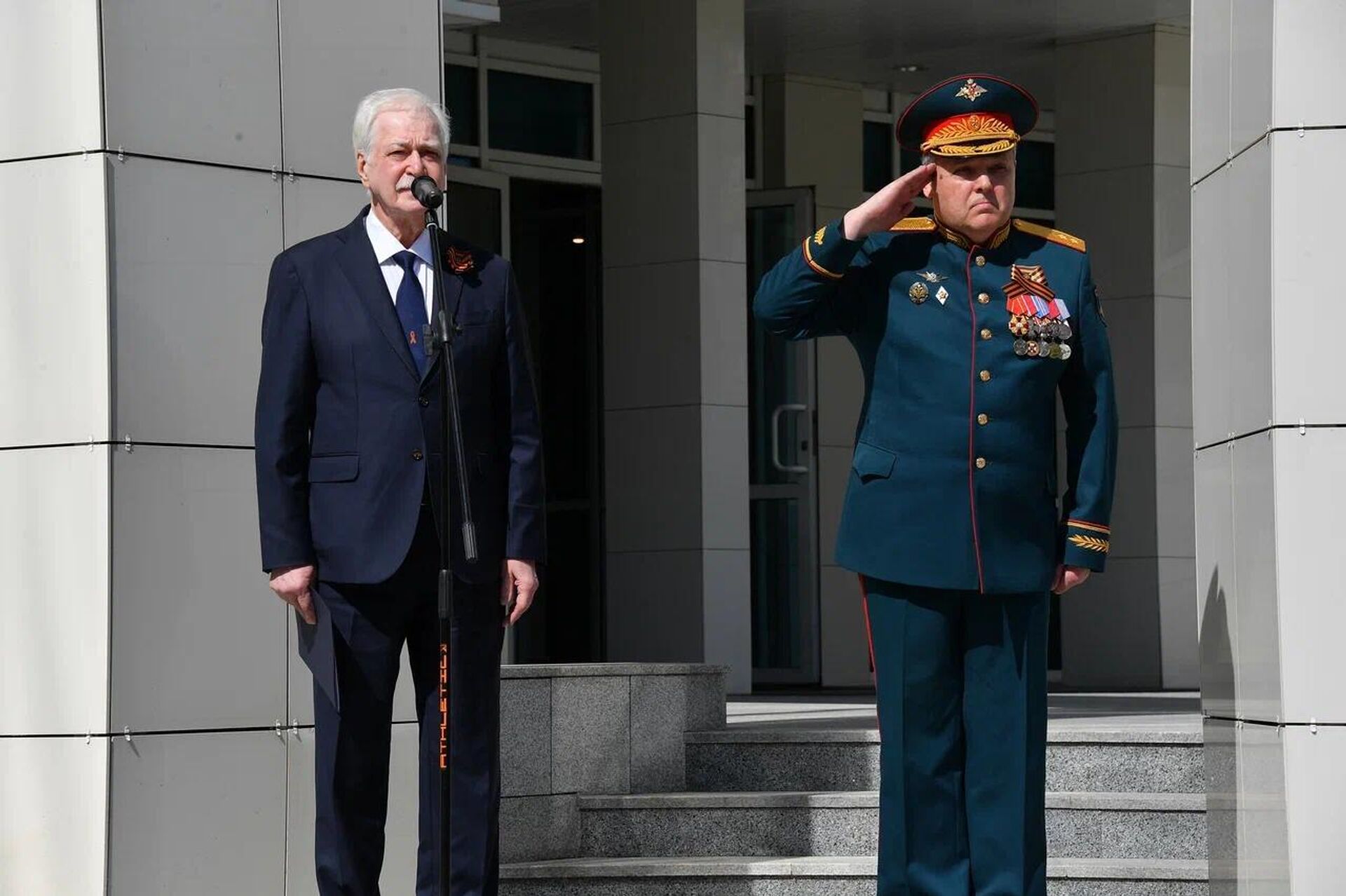 Копию Знамени Победы подняли у здания Посольства России в Минске - Sputnik Беларусь, 1920, 07.05.2026