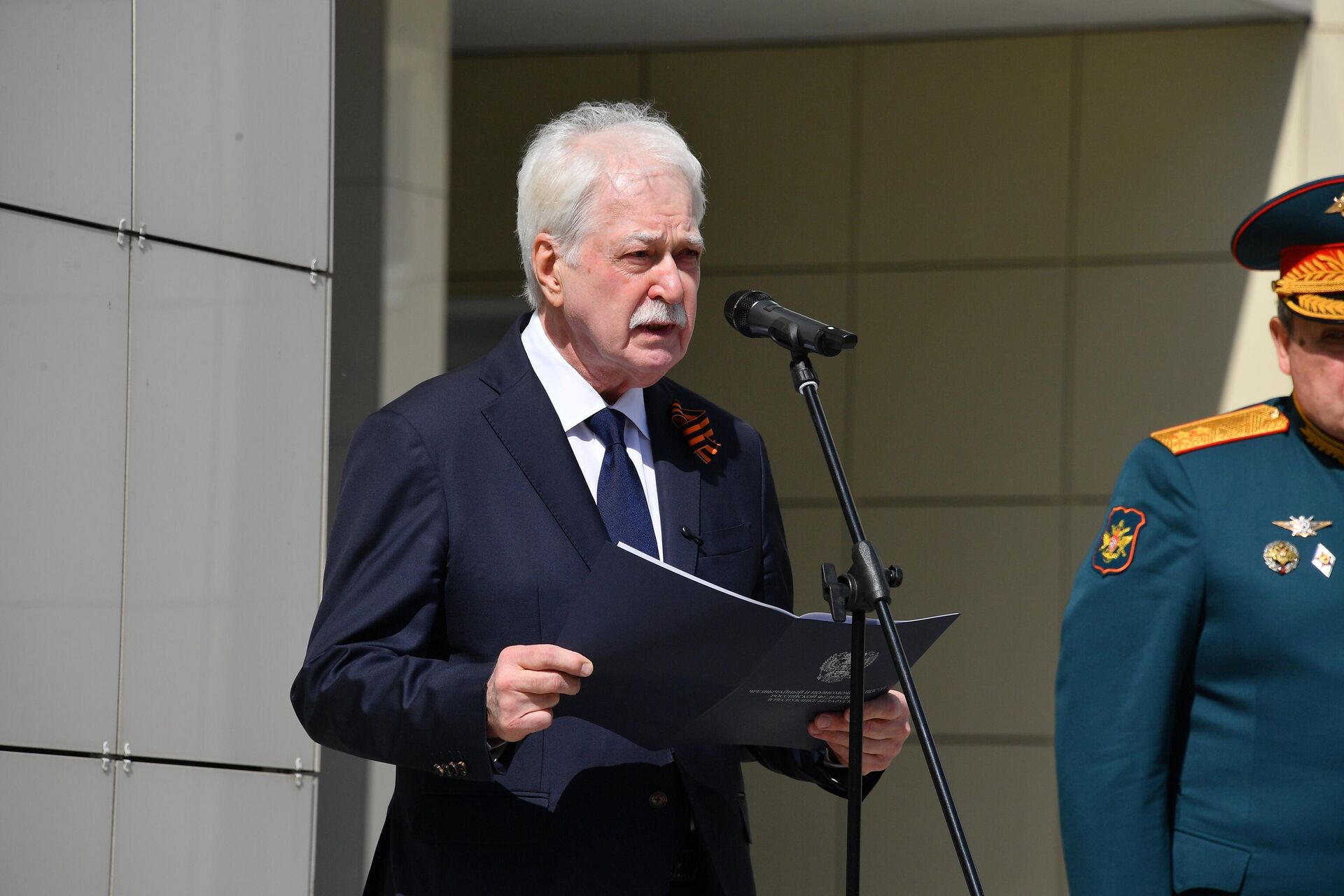 Копию Знамени Победы подняли у здания Посольства России в Минске - Sputnik Беларусь, 1920, 07.05.2026