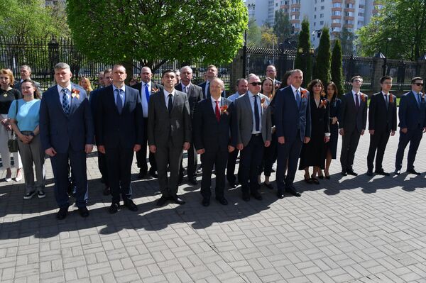 Супрацоўнікі пасольства РФ на цырымоніі ўзняцця Сцяга Перамогі ля будынка дыпмісіі ў Мінску - Sputnik Беларусь