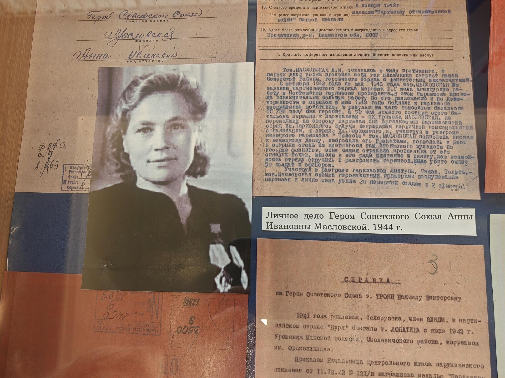 Экспонаты с выставки архивных документов о легендарных белорусских  женщинах - Sputnik Беларусь, 1920, 07.05.2026