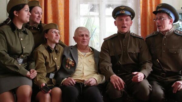 Коллектив Дома культуры поздравляет Валентина Петровича с Днем Победы, 2012 год - Sputnik Беларусь