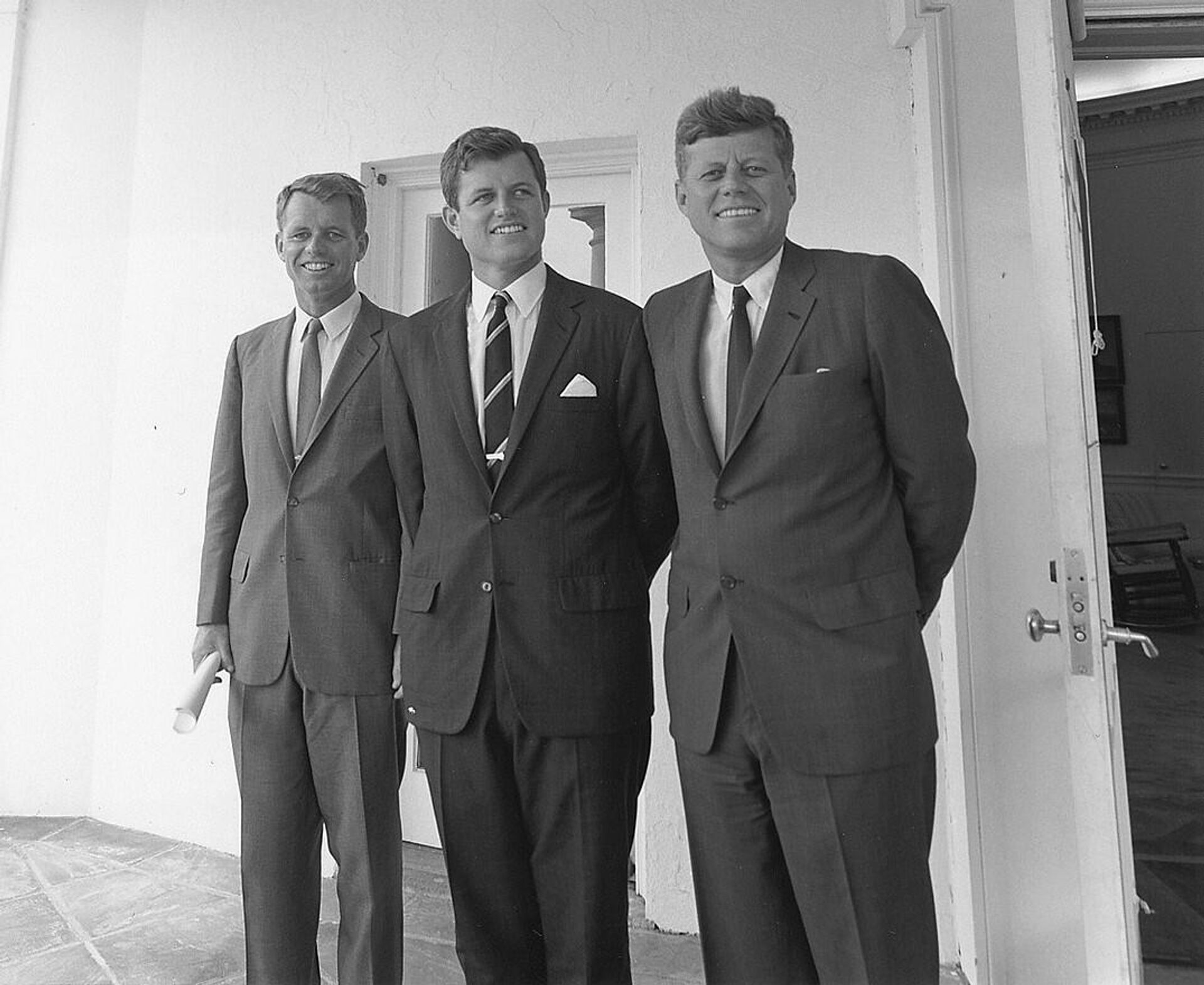 Братья Кеннеди: (слева направо) Роберт, Эдвард, Джон. 28 августа 1963 года - Sputnik Беларусь, 1920, 07.05.2026