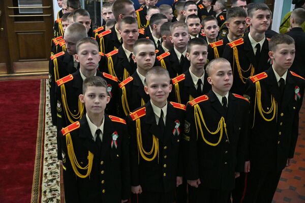 В Минском суворовском военном училище (МСВУ) прошел молебен с участием митрополита Вениамина.  - Sputnik Беларусь