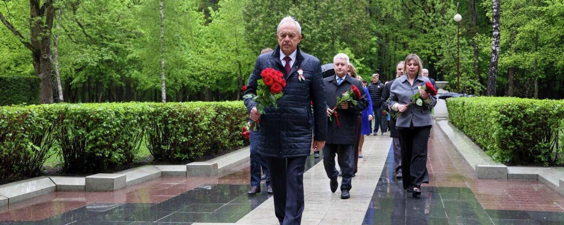 Старшыня Палаты прадстаўнікоў Нацыянальнага сходу Беларусі Ігар Сяргеенка пдчас цырымонія ўскладання кветак да брацкай магілы воінаў Савецкай арміі, падпольшчыкаў і мірных жыхароў, знішчаных нямецка-фашысцкімі захопнікамі ў 1941-1944 гадах - Sputnik Беларусь, 1920, 08.05.2026