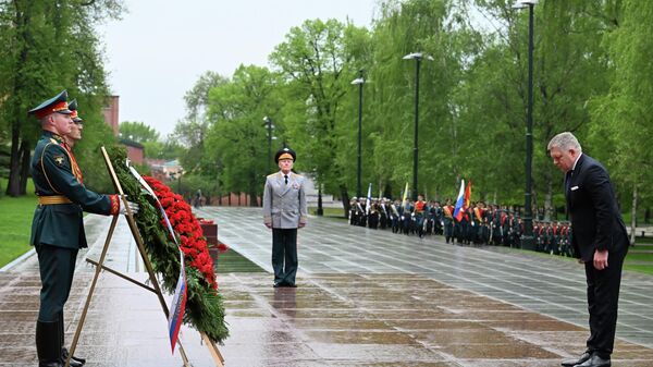 Прэм'ер-міністр Славакіі Роберт Фіца ўсклаў кветкі да Магілы Невядомага Салдата ў Маскве. - Sputnik Беларусь