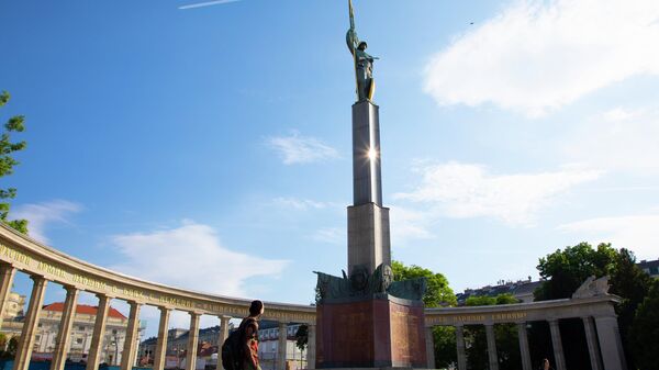 Помнік савецкім воінам, якія загінулі пры вызваленні Аўстрыі ад фашызму ў гады Другой сусветнай вайны на плошчы Шварцэнбергплац у Вене - Sputnik Беларусь
