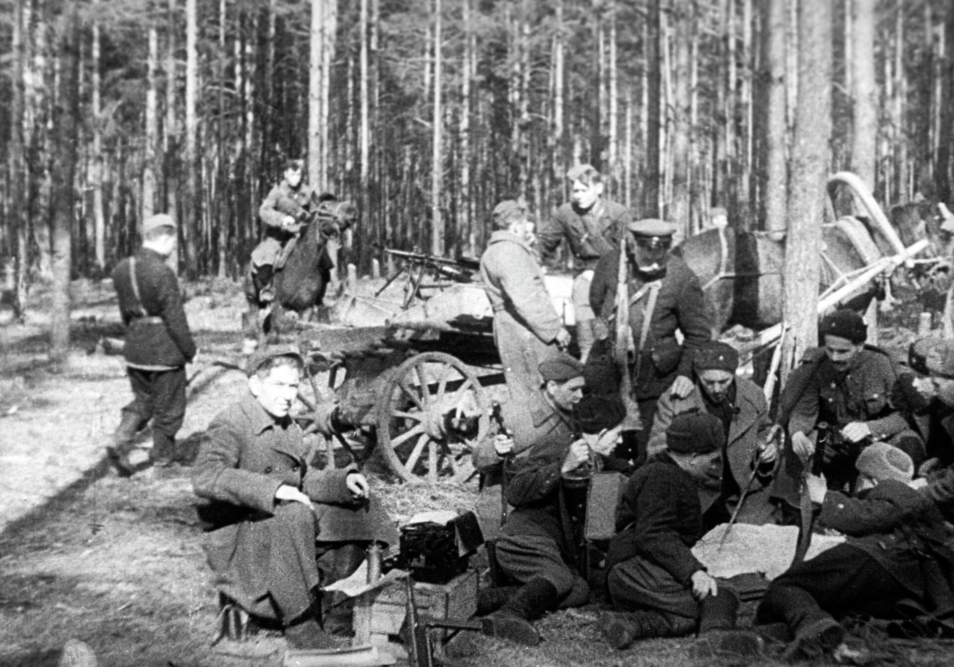 Великая Отечественная война 1941-1945 гг. Кадр из фильма Великая победа советского народа, студия ЦСДФ (РЦСДФ), 1961 год, реж. Ф.Киселев. Украинские партизаны из отряда Ковпака на отдыхе. - Sputnik Беларусь, 1920, 09.05.2026