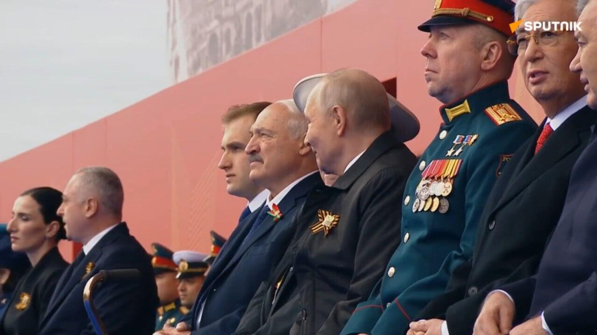 Владимир Путин и Александр Лукашенко с сыном Николаем на Параде Победы Москве - Sputnik Беларусь, 1920, 09.05.2026