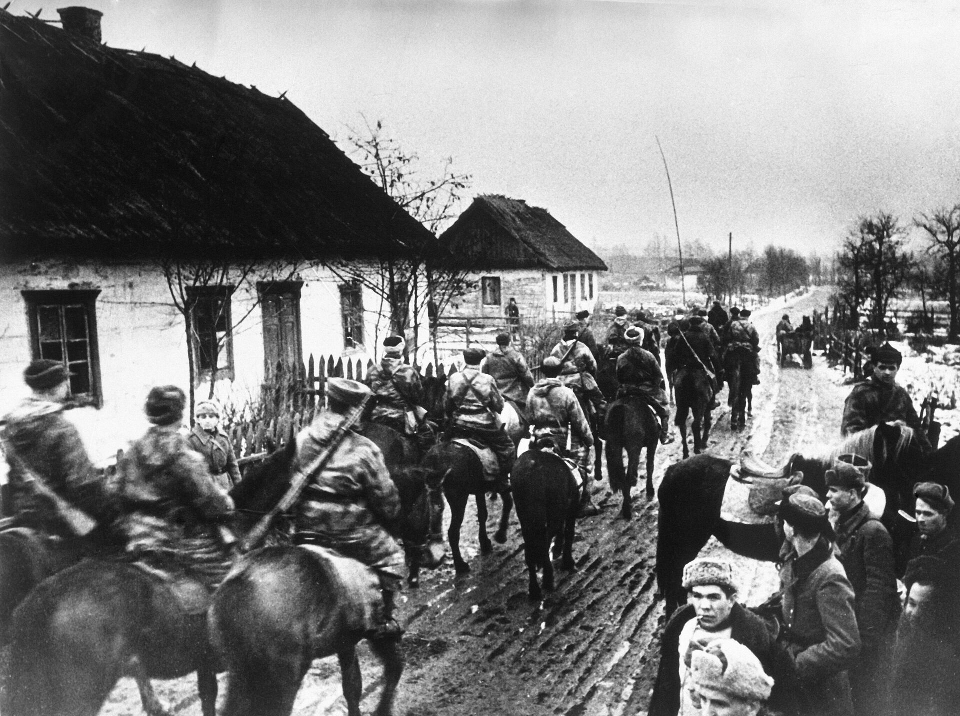 Великая Отечественная война 1841-1945 гг. Партизанская дивизия им. дважды Героя Советского Союза С. А. Ковпака проходит по улице села во время боевого похода. - Sputnik Беларусь, 1920, 09.05.2026