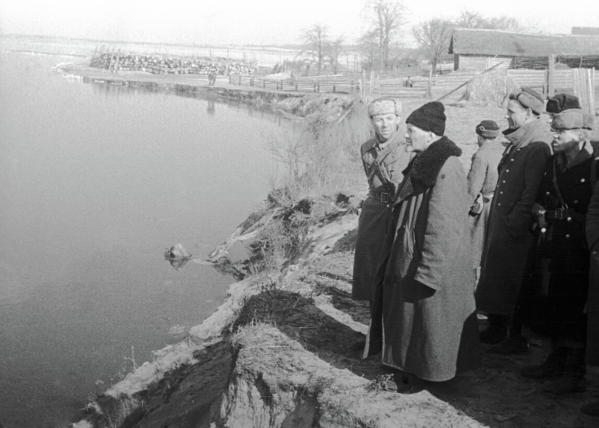 Великая Отечественная война 1941-1945 гг. Командир партизанского соединения Сидор Ковпак на командном пункте ведёт наблюдение за противником.  - Sputnik Беларусь, 1920, 09.05.2026