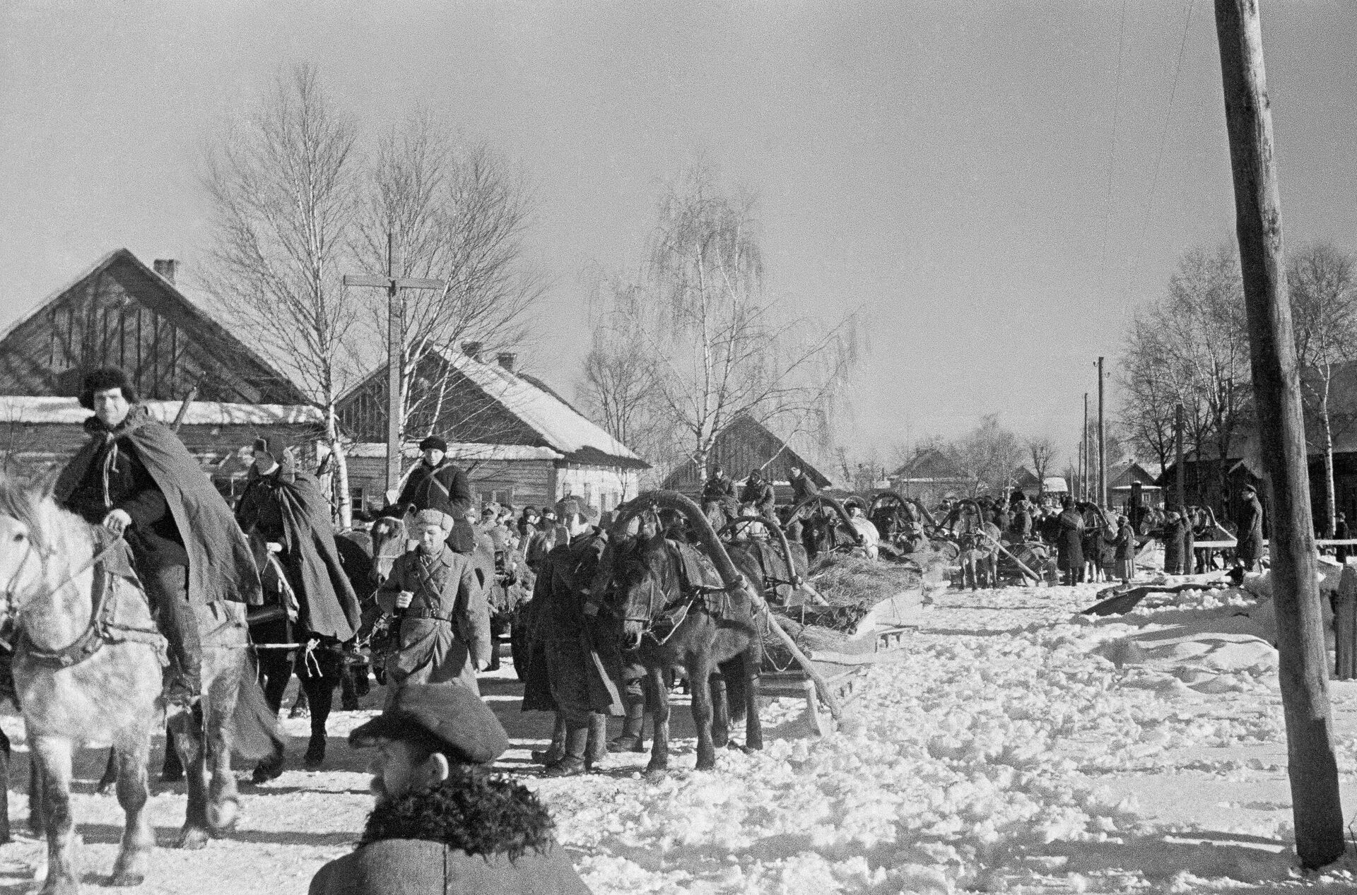 Великая Отечественная война 1941-1945 гг. Партизанское соединение Сидора Ковпака в освобожденном селе. - Sputnik Беларусь, 1920, 09.05.2026