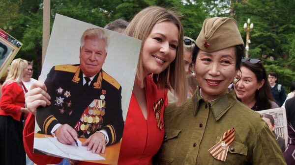 Актриса Мария Кожевникова во время акции Бессмертный полк, посвященной 81-й годовщине Победы в Великой Отечественной войне, в Пекине - Sputnik Беларусь