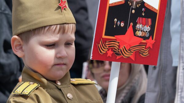 Удзельнік акцыі Бессмертный полк, прысвечанай 81-й гадавіне Перамогі ў Вялікай Айчыннай вайне, у Петрапаўлаўску-Камчацкім - Sputnik Беларусь